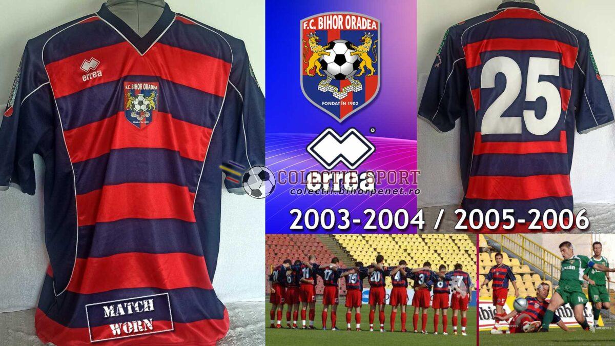 Tricou de joc FC Oradea (2003-2004) / FC Bihor Oradea (2005/2006). În sezonul de Liga 1 2003-2004, echipamentul Errea a fost folosit fără stemă sau alte inscripții. În sezonul de Liga 2 2005-2006 echipamentul a fost inscriptionat cu stema nouă pe piept și cu logo-ul sponsorului pe umeri. Cu acest echipament s-a jucat și la barajul de promovare din iunie 2006. Foto credit: www.agerpres.ro